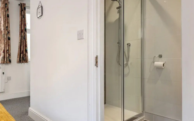 Gorgeous 1 BD in Central Cheltenham