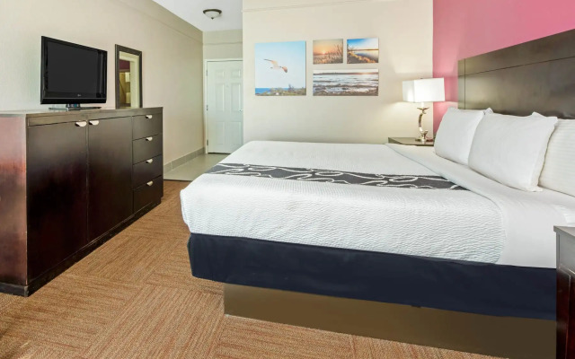 La Quinta Inn & Suites by Wyndham Winnie