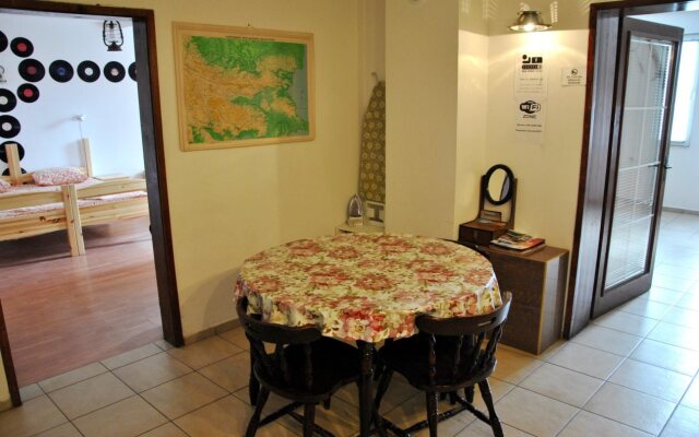 10 Coins Hostel