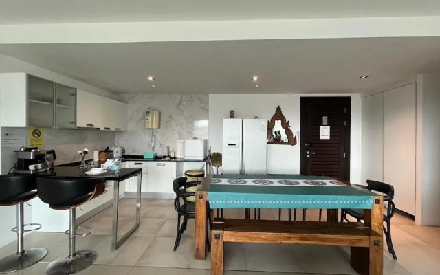 The oh so Sexy Triple Penthouse-rare 3-5br 188m2