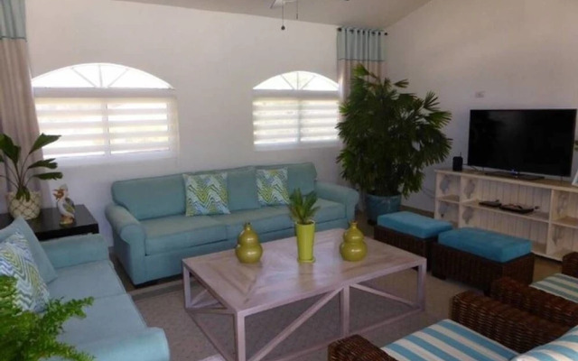 Touch of Elegance! 6 Bedroom Near the Beach