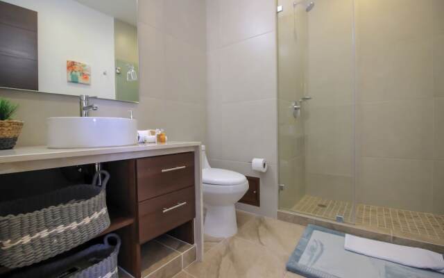 Beautiful Condo with Screened Terrace by the Pool