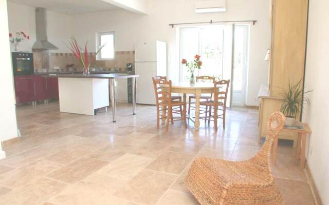 Villa With 3 Bedrooms in Saint-saturnin-lès-apt, With Wonderful Mounta