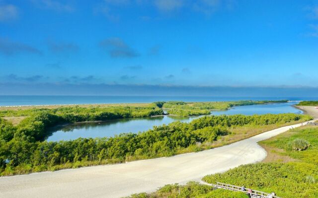 Beachfront Condo With Pool and Dazzling Ocean View