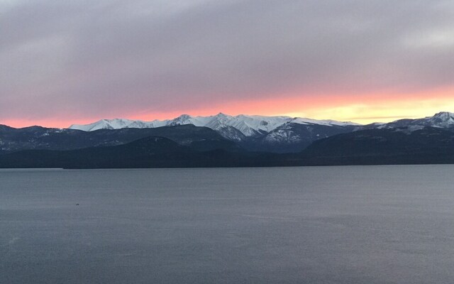 Great 3 Bedroom Home on the Lake Shore H50