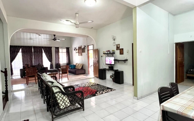 Teratai Homestay Batu Buruk – Guest Rooms – Kuala Terengganu