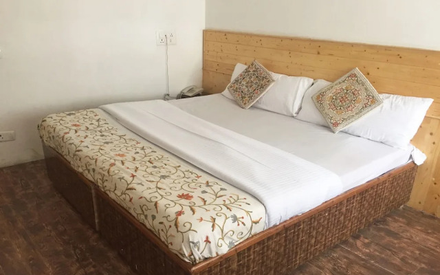 OYO 22456 Hotel Fifth Season