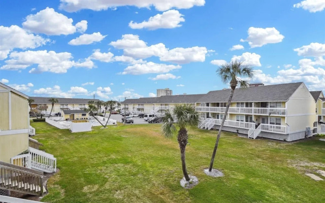 8226 is an upstairs pet friendly studio located in Sandpiper Cove by RedAwning