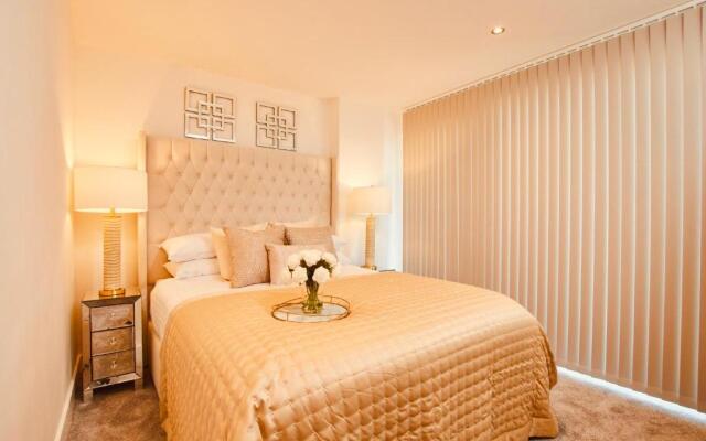 King Deluxe City Apt Large Balcony& Free Parking!