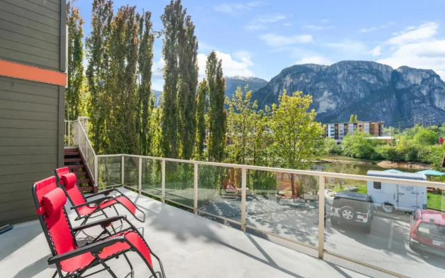 Squamish Adventure Inn & Hostel