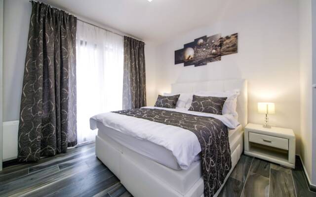 Luxurious Villa with Private Swimming Pool, Hot Tub, Sauna, Lovely Taverne