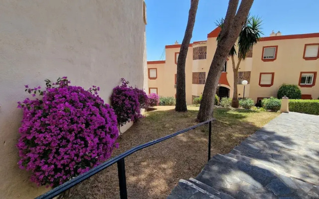 Sunny Seaside Retreat in Calahonda, sea View, Pool
