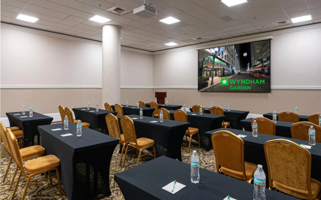 Wyndham Garden Hotel Baronne Plaza