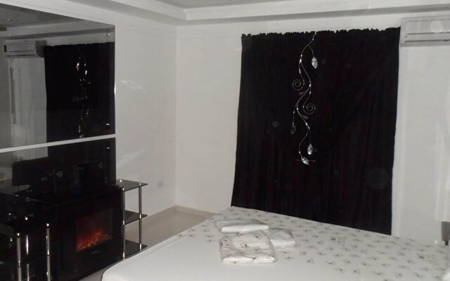 Makaku's Motel - Adults Only