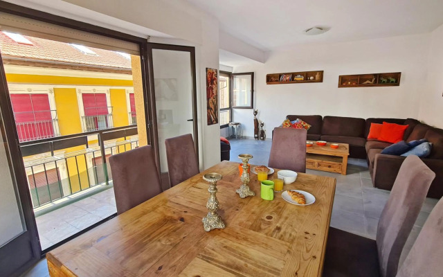 Attractive City Center Apartment