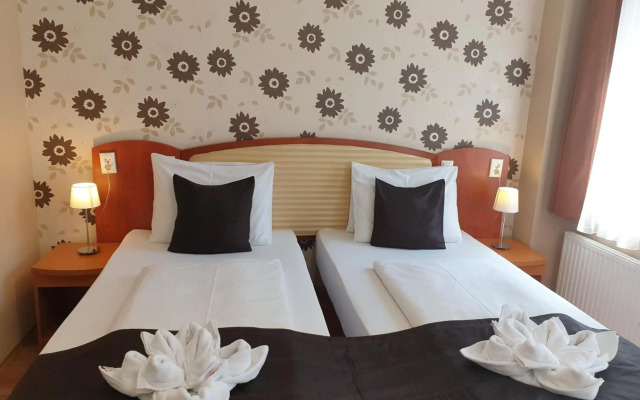 Six Inn Hotel