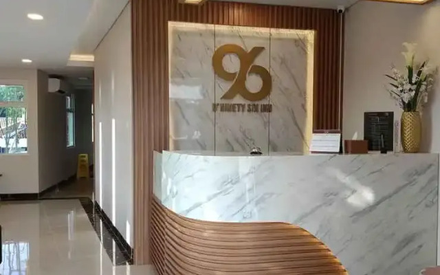 D'ninetysix Inn Hotel