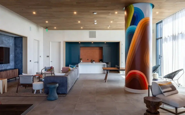 20th floor condo with pool on Rainey St by Locale