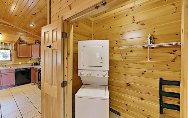 Gatlinburg Falls W/ Hot Tub & Big Views! 2 Bedroom Cabin