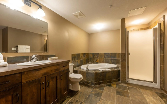 Glacier Mountaineer Lodge