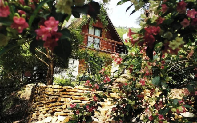 Sunny Wooden House on Creek, 30 Minutes Prague