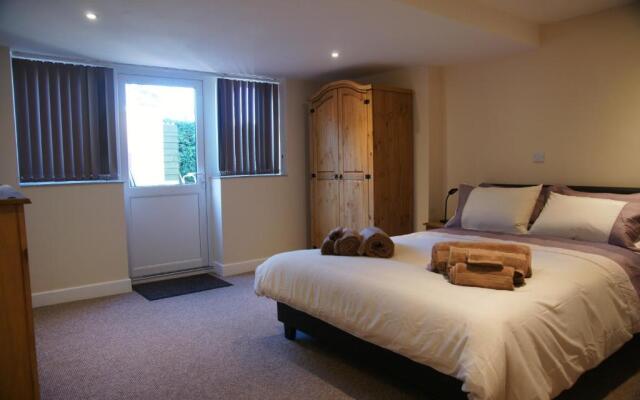Modern Self-Contained Annex 10 min walk to beach