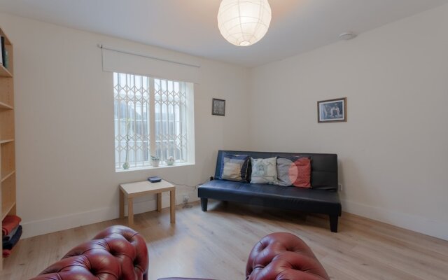 1 Bedroom Apartment in Notting Hill Accommodates 3