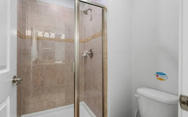 Amazing 4bdr Near Parks w Pool