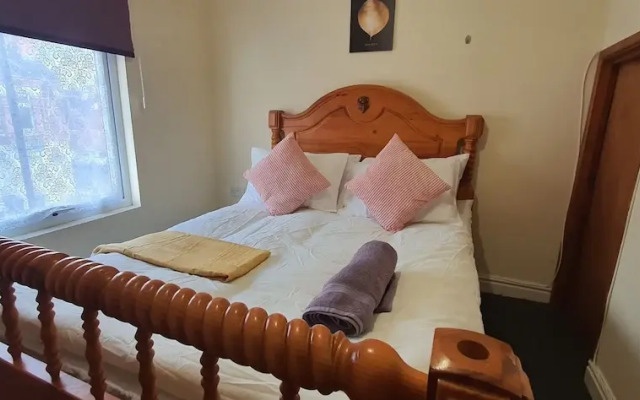 Room in Guest Room - Nice Large Room in Coventry