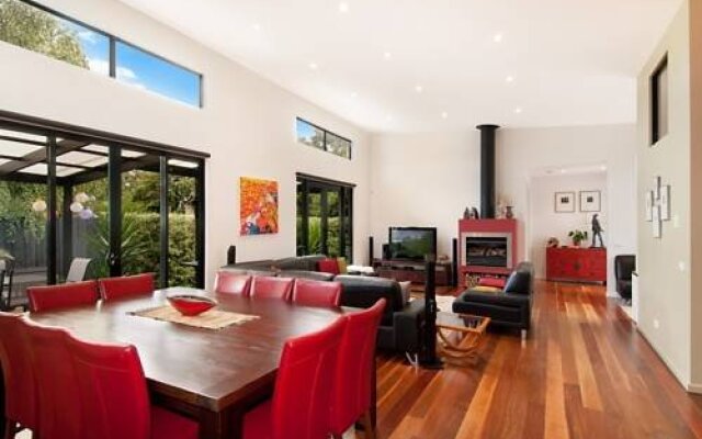 Ellerina Sea Vista Luxury Family Retreat with sauna, pool, amazing water views, walk to beach