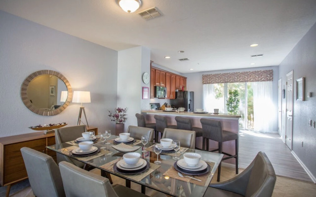 Dolce Deluxe Townhome 3 Bedroom Condo by Redawning