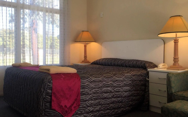 Silver Oaks Motel