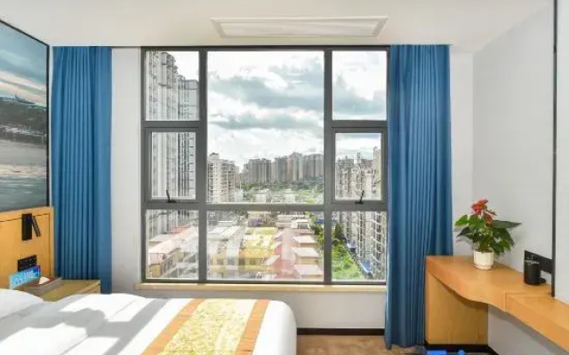 Taiying International Grand Hotel (Dongxing City High-Speed Railway Station Erqiao Port)