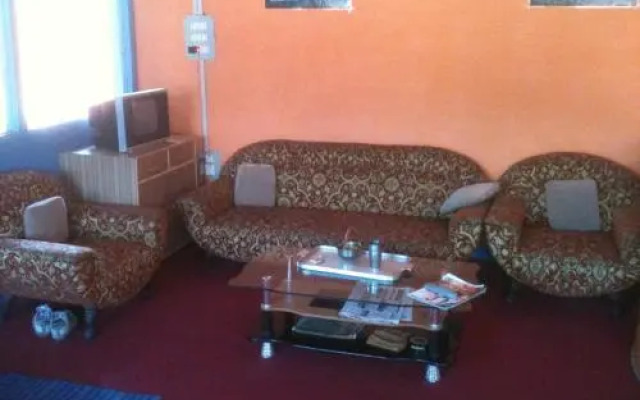 OYO 85927 Marias Hotel