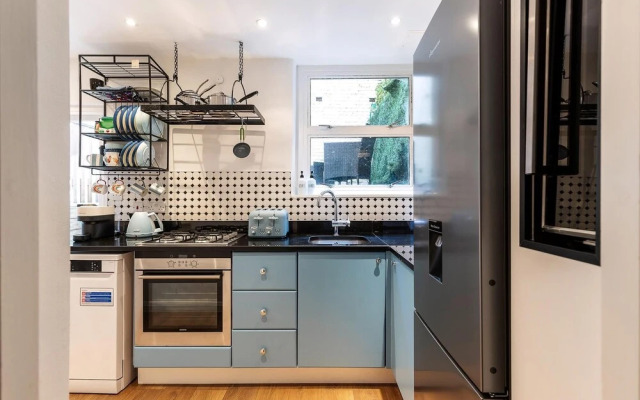 Elegant Two Bedroom Flat in Redcliffe Gardens