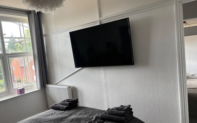 Modern 2-bed Victorian Apartment - Sleeps 6 & Pets