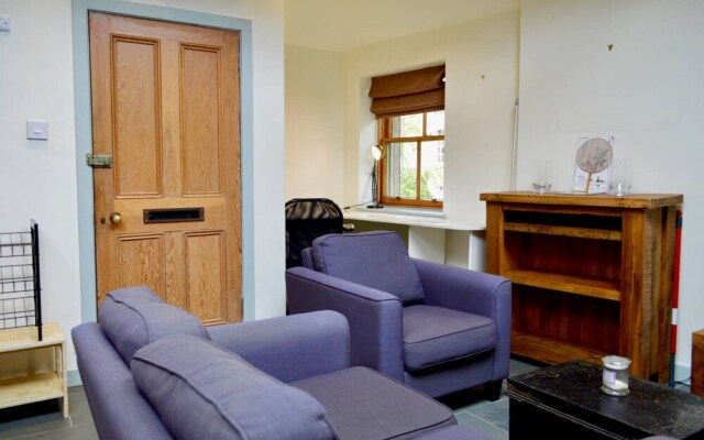 2 Bedroom Edinburgh Flat on Quiet Cobbled Street