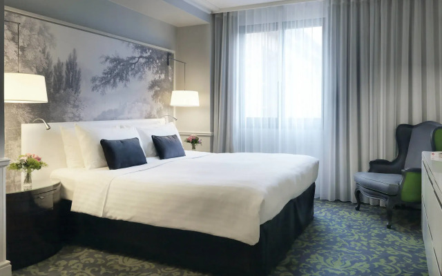 Renaissance Paris Nobel Tour Eiffel Hotel