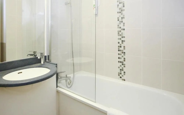 Express By Holiday Inn Hotel Hotel