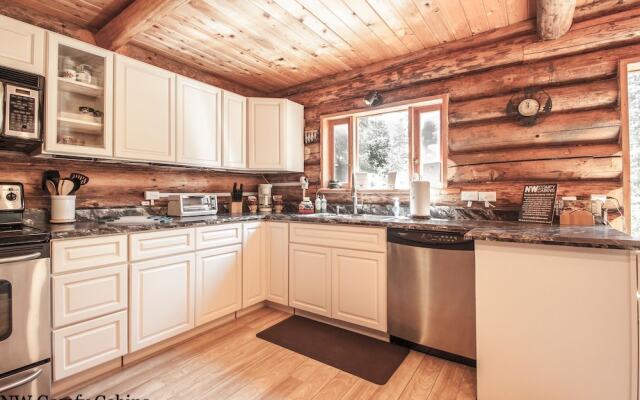 Whispering Winds Apartment 3 NW Comfy Cabins