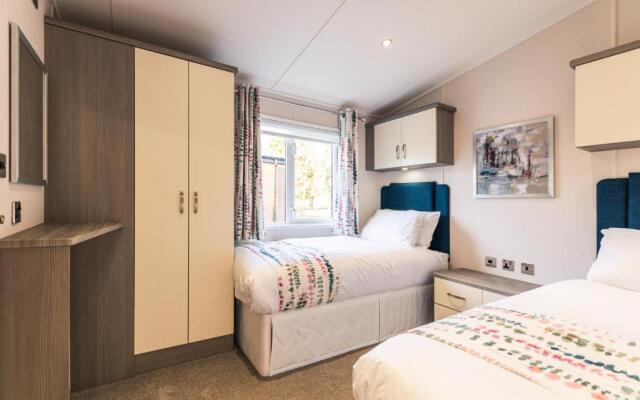 Woodland Jewel Lodge with Hot Tub