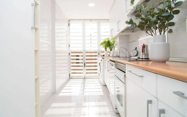 Sunny Apartment at the foot of Royal Palace by Batuecas