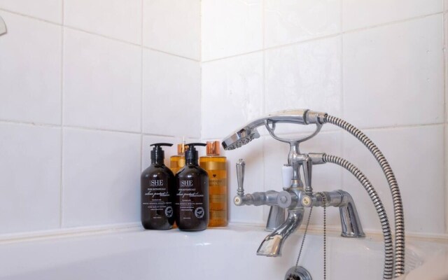 House With Sauna, hot Tub, gym & Parking