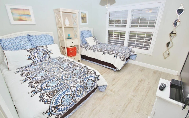 Colony Beach Club 241