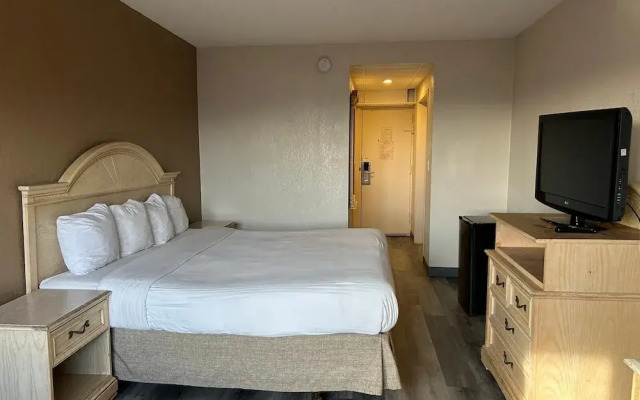 Hilltop Inn & Suites