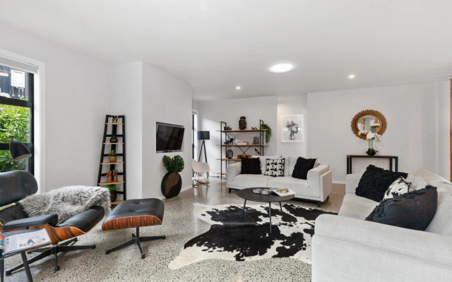 Stylish Villa Escape - Matakana Holiday Home