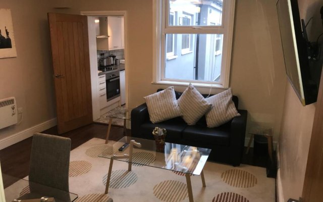 Ground Floor Contemporary 1 Bed Apartment