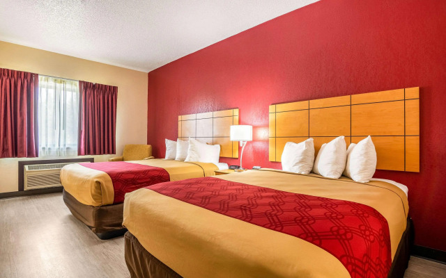 Econo Lodge Topeka at Wanamaker