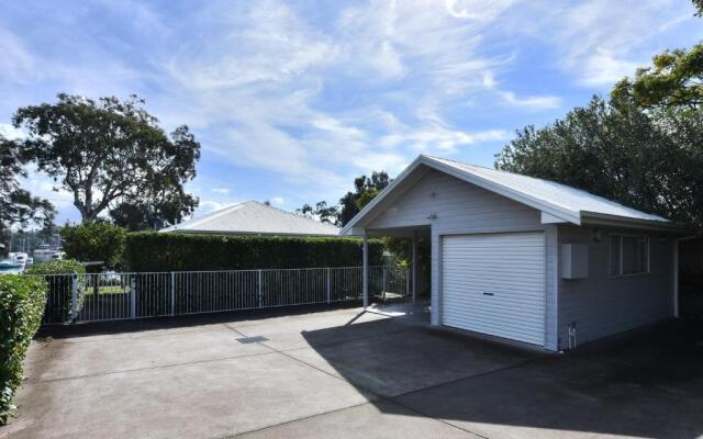 Wangi Lakehouse - renovated Lake Macquarie lakefront Location