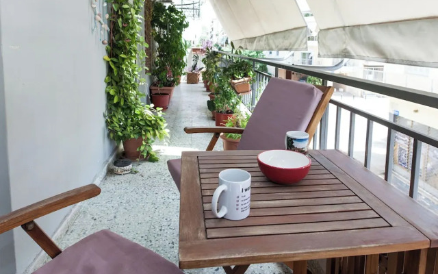 Spacious 2 Bd Pireas Apt w Cozy Balcony